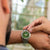 Reloj Festina para hombre en la muñeca con esfera verde y correa de acero