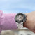 Reloj Festina para hombre en la muñeca, caja de acero inoxidable con bisel negro y cronógrafo