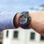 Reloj de hombre en la muñeca con correa azul y caja de cronógrafo azul y negro