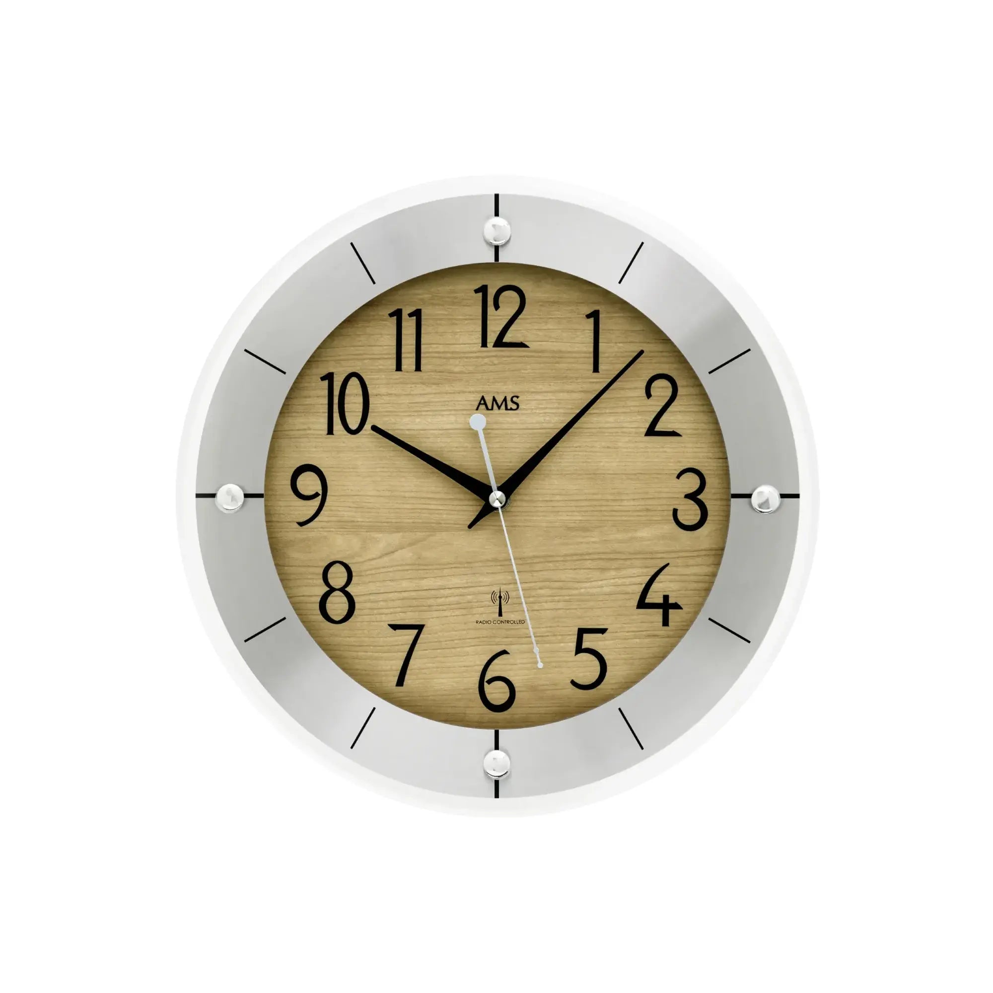 Wanduhr mit weißem Ring, rundem Holz-Zifferblatt und schwarzen Zeigern, AMS-Logo