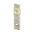 Pendel-Wanduhr mit goldfarbenem Ziffernblatt, Rosenornamenten und hängendem Kugel-Pendel.