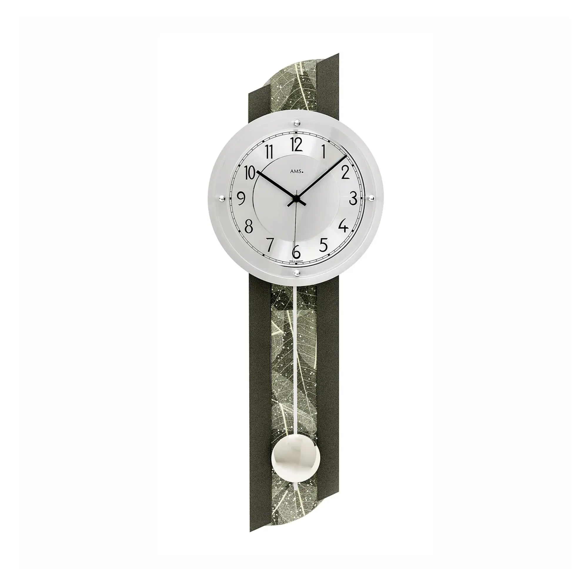 Wanduhr mit rundem Zifferblatt, schwarzen Zeigern und Pendelkugel an dunklem Rahmen
