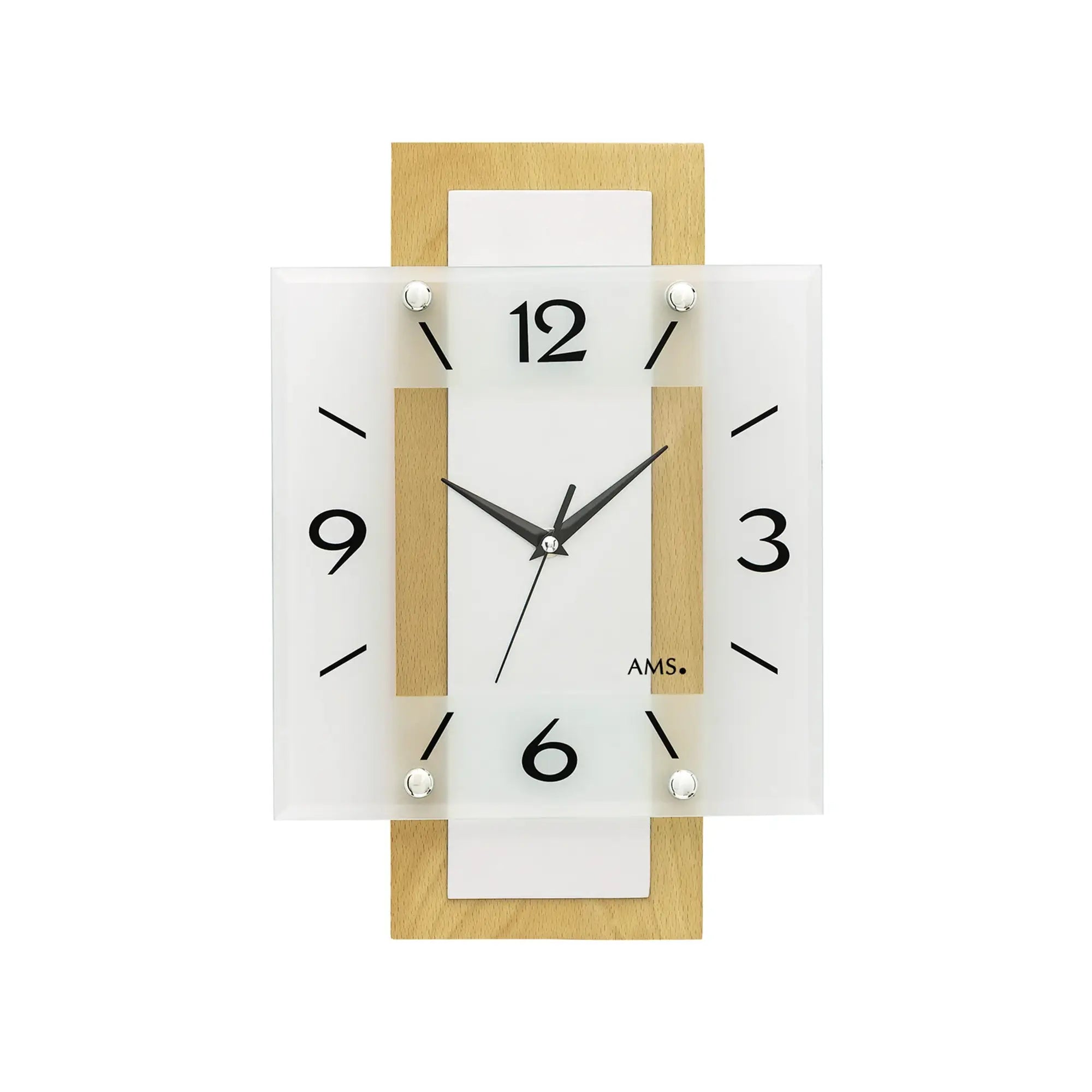 Wanduhr mit weißem Zifferblatt, Holzrahmen und facettiertem Mineralglas, schwarze Zeiger