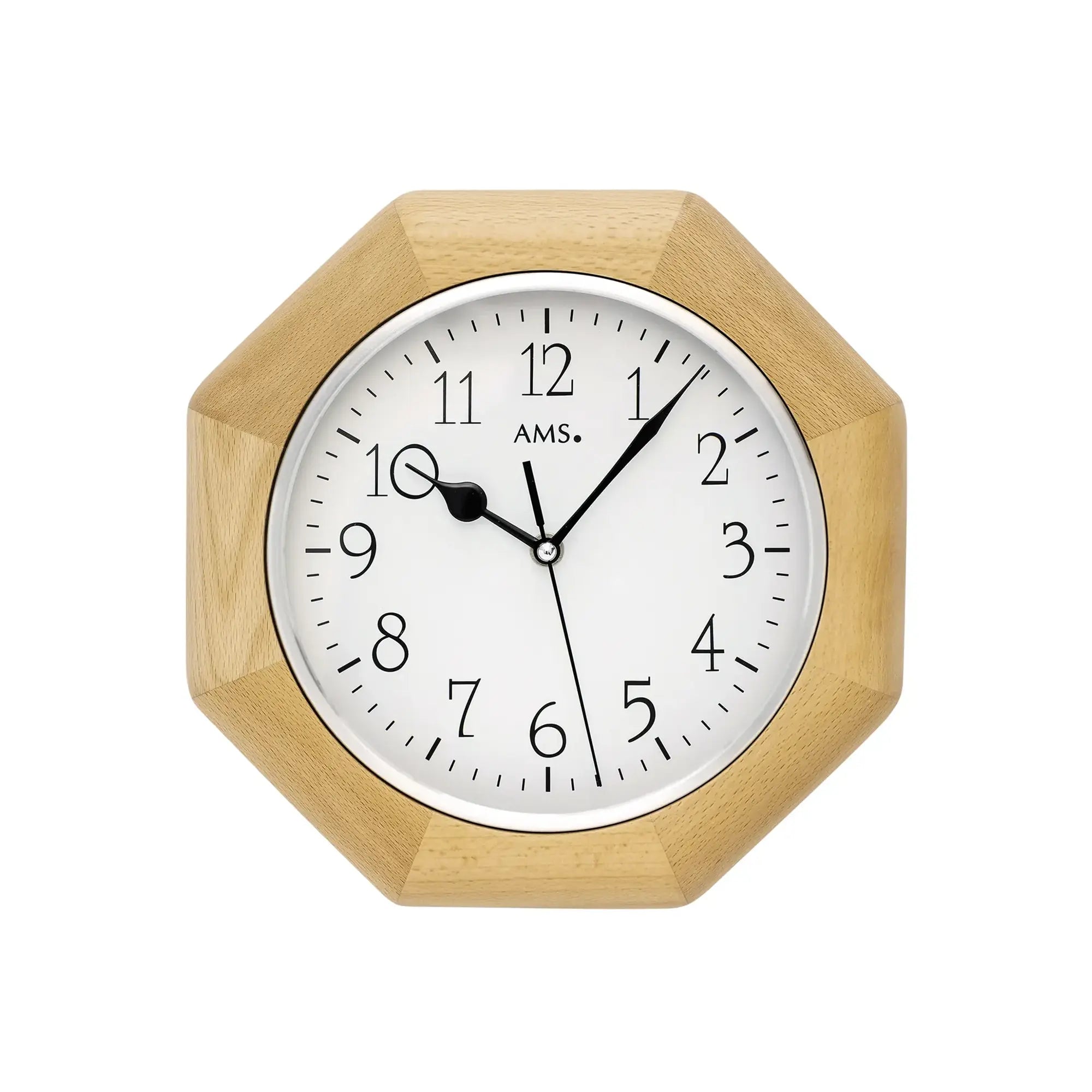 Wanduhr aus hellem Buchenholz mit weißem Zifferblatt und schwarzen Zeigern