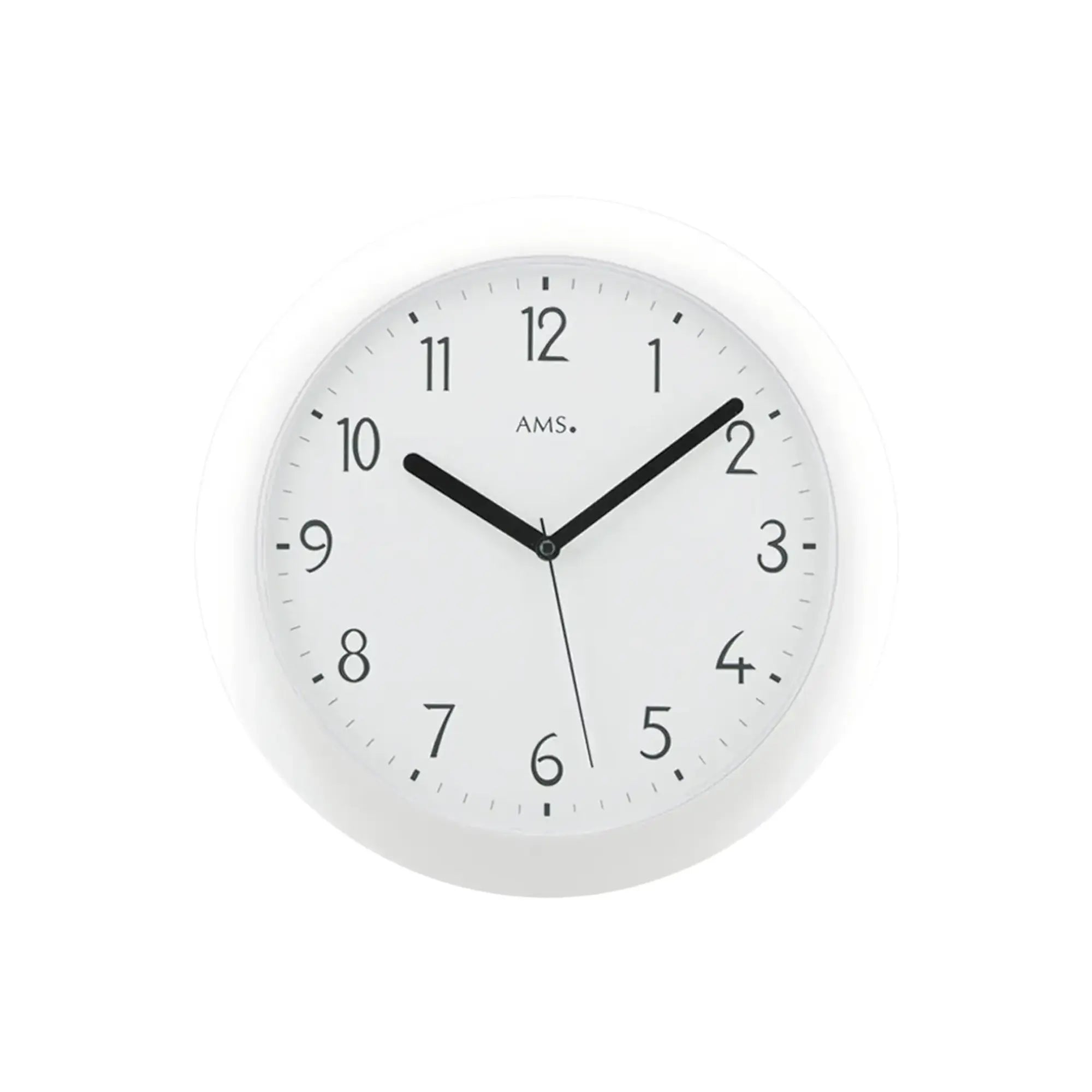 Weiße runde Wanduhr mit schwarzen Zeigern, Ziffernring und AMS-Schriftzug.