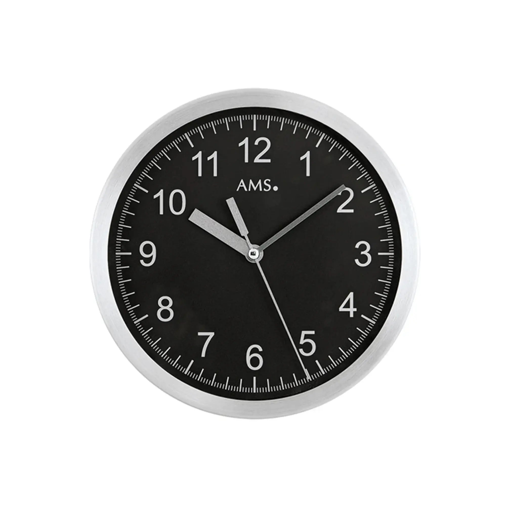 Wanduhr mit schwarzem Ziffernblatt und gebürstetem Aluminiumgehäuse, AMS-Logo