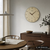 Runde Funk-Wanduhr an der Wand mit Holz-Ziffernblatt, Zeigern und AMS-Schrift