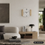 Runde Wanduhr mit weißem Zifferblatt unter Mineralglas, schwarzen Zeigern und Holzrahmen