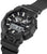 Pulsera de hombre de lado con caja negra y pantalla digital, múltiples funciones en la esfera