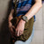 Reloj Casio G-Shock para hombre en la muñeca, caja beige, pantalla oscura en vista lateral