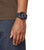 Pulsera de hombre en la muñeca con esfera negra y correa negra