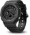Reloj de hombre de frente: caja negra con estructura protectora y pantalla digital