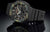 Pulsera para hombre en diagonal frontal, patrón negro-verde en bisel y esfera