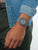 Reloj Casio G-Shock para hombre en la muñeca, correa gris y caja protectora redonda
