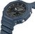 Casio G-Shock para hombre, caja azul con corona y botones, vista de cerca