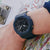 Reloj Casio G-Shock para hombre en la muñeca, con pulsera azul y esfera negra visible