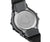 Reloj deportivo digital con correa negra y parte trasera de metal, tornillos en la carcasa