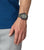 G-Shock reloj para hombre en la muñeca, correa negra con detalles verdes y pantalla redonda