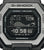 Primer plano del frontal de un reloj deportivo: bisel plateado, pantalla negra, WR20BAR