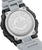 Detalle de la parte trasera de un reloj deportivo: fondo de acero inoxidable, tornillos y asas de la correa en gris claro