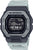 Reloj deportivo con correa de goma en gris claro, caja negra y pantalla LCD redonda