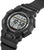 Reloj digital G-Shock para hombre en ángulo, pantalla con números y botones en el borde de la caja