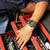 Pulsera de hombre en la muñeca, pantalla digital en la caja oscura y robusta