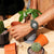 Pulsera de hombre en la muñeca, caja verde oliva, pantalla digital grande