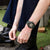Pulsera de hombre en la muñeca, caja de plástico oscuro con pantalla digital