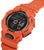Reloj digital naranja para hombre con pantalla negra, números y botones grandes.