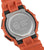 Reverso de un reloj G-Shock naranja con placa metálica plateada y tornillos.