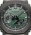 Reloj de hombre en primer plano: esfera verde grisácea, bisel negro, pantalla digital a la derecha.