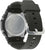 Reloj de hombre visto desde atrás en ángulo: parte trasera de metal con inscripción, correa de silicona gris verdosa.