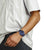 Reloj G-Shock para hombre en la muñeca con correa y caja de caucho azul