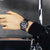 Reloj G-Shock en la muñeca: correa de caucho negra y caja de metal plateada