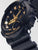 Reloj negro de mujer con esfera azul oscuro y marcadores dorados