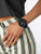 "Reloj de mujer en la muñeca, esfera azul oscuro, correa negra"