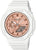 "Reloj de mujer con caja blanca y esfera en tono oro rosa, aplicaciones metálicas"