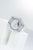 Reloj de mujer con pulsera de plástico transparente y esfera gris claro, vista lateral.