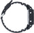 Vista lateral de un reloj para hombre con caja negra, correa de caucho y botones