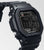 Primer plano de la pantalla digital: reloj para hombre con texto "TOUGH SOLAR" en la pantalla y G-SHOCK