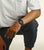 Reloj de hombre en la muñeca con correa de goma oscura y esfera digital