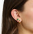Aros con piedras de colores y puente estrecho, cierre dorado