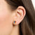 Pendientes con piedra cuadrada de colores en la oreja, montura dorada
