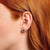 Pendientes en la oreja: ónix negro hexagonal con montura de plata y piedras transparentes