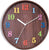 Reloj de pared redondo JVD con esfera marrón, números multicolores y manecillas blancas