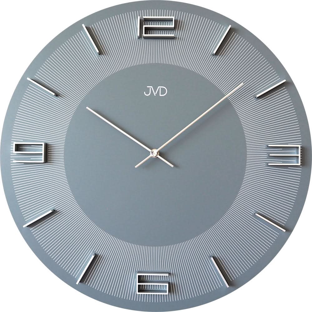 Reloj de pared redondo con esfera gris, marcadores de línea plateados y logo JVD