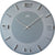 Reloj de pared redondo con esfera gris, marcadores de línea plateados y logo JVD