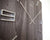 Reloj de pared de madera vista de cerca: manecillas plateadas, números rectangulares, JVD