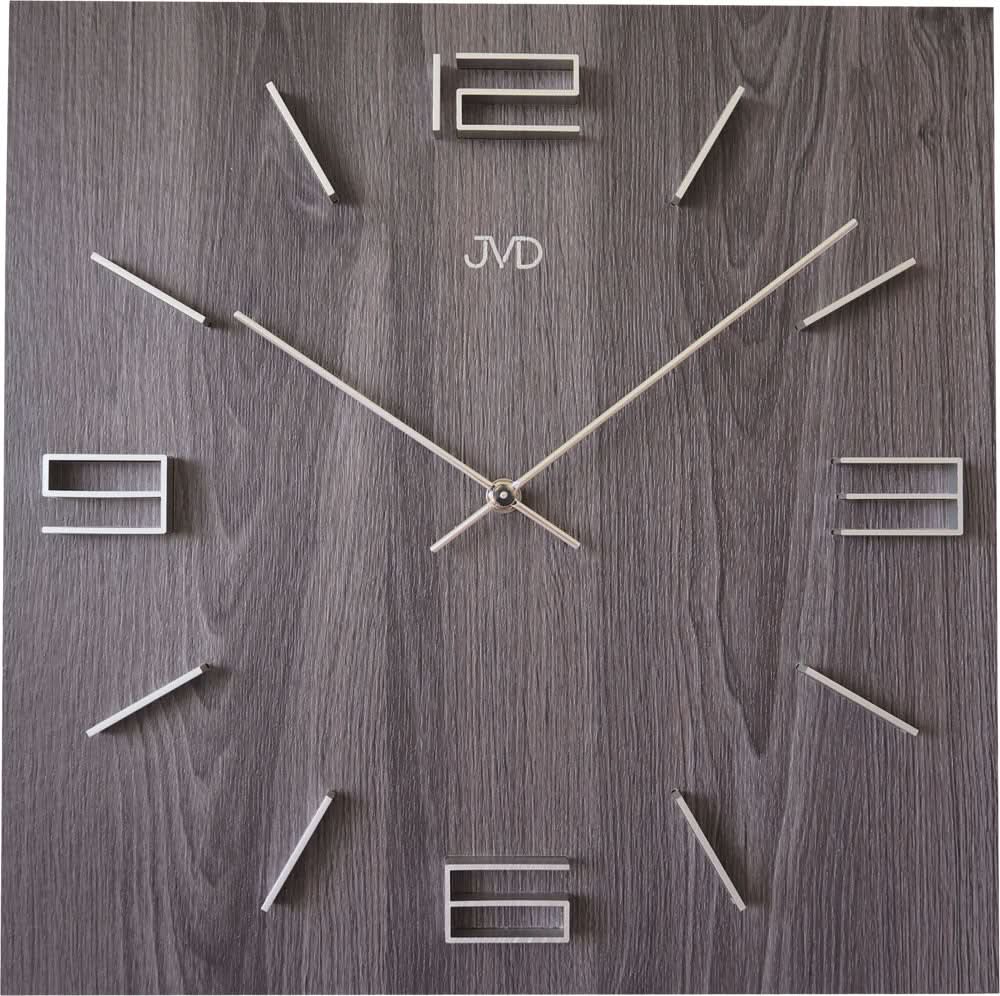 Reloj de pared de madera con manecillas plateadas, marcadores de hora y logo de JVD
